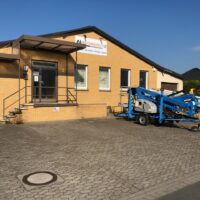 Außenansicht unserer Firma auf den Haupteingang aus der Perspektive von der Bergkirchener Str. aus