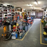 Innenansicht unseres Lagerbereichs aus der Perspektive der Bürotür hereinkommden in die Halle